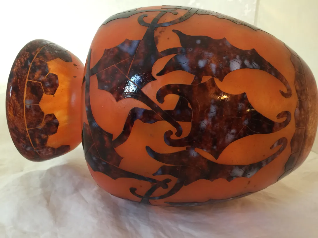 SIGNED GLASS Le Verre with decorative patterns in warm tones