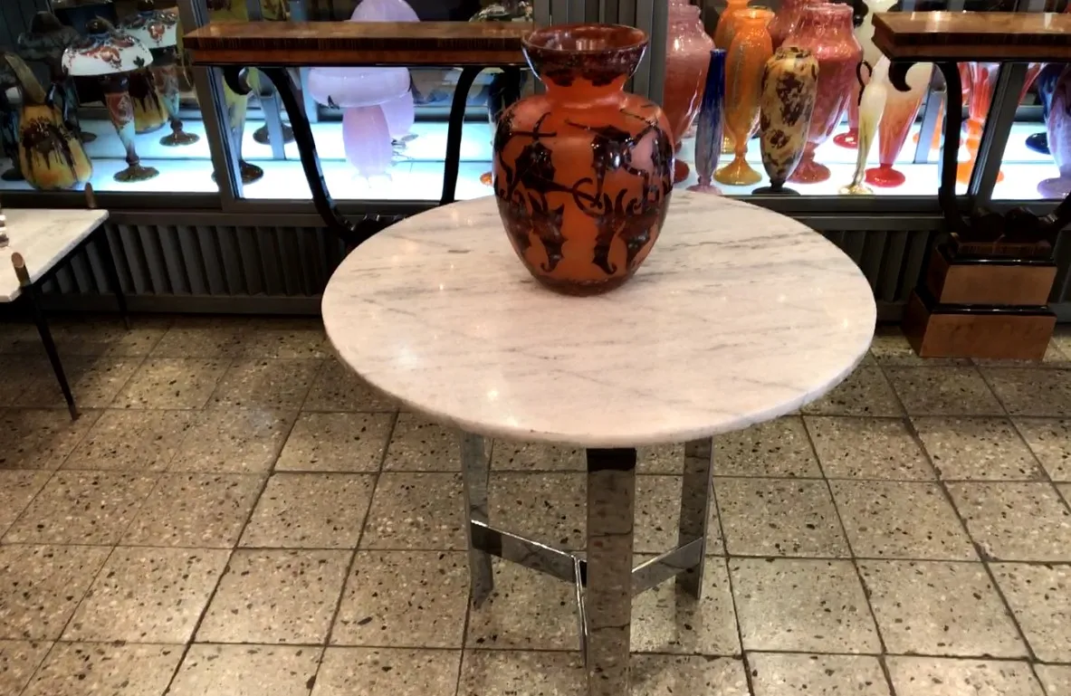 Antiga vidro assinado Le Verre com beleza clássica