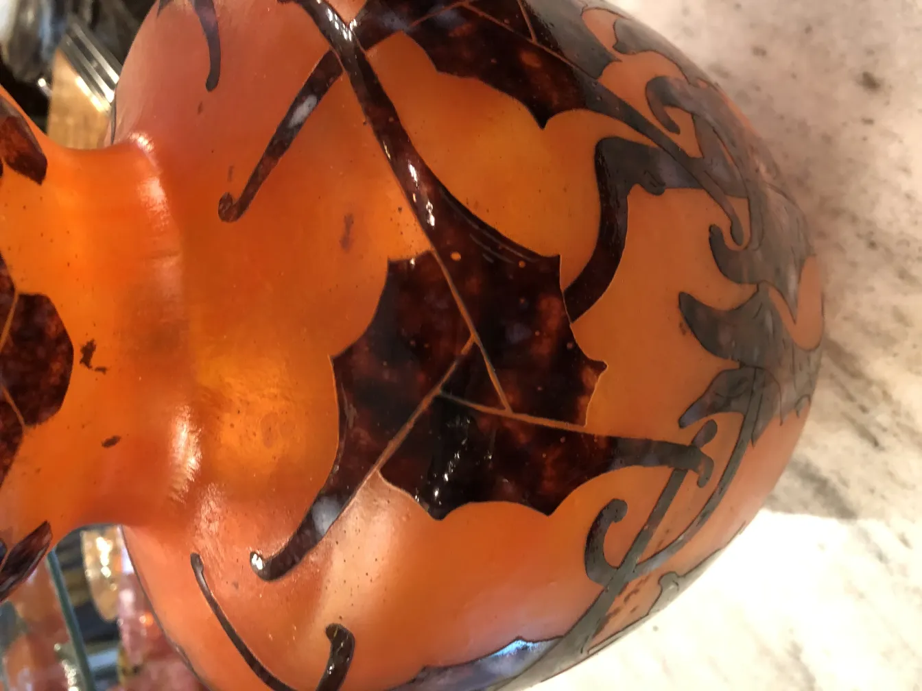 SIGNED GLASS Le Verre with organic patterns in amber color