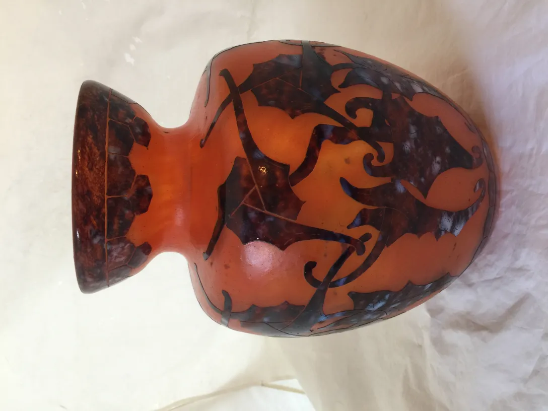 Antike Vase mit erhabenem Design aus signiertem Glas Le Verre.