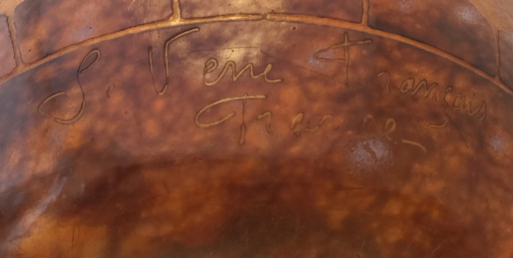 Vidrio antiguo firmado Le Verre, con detalles intrincados en la superficie.