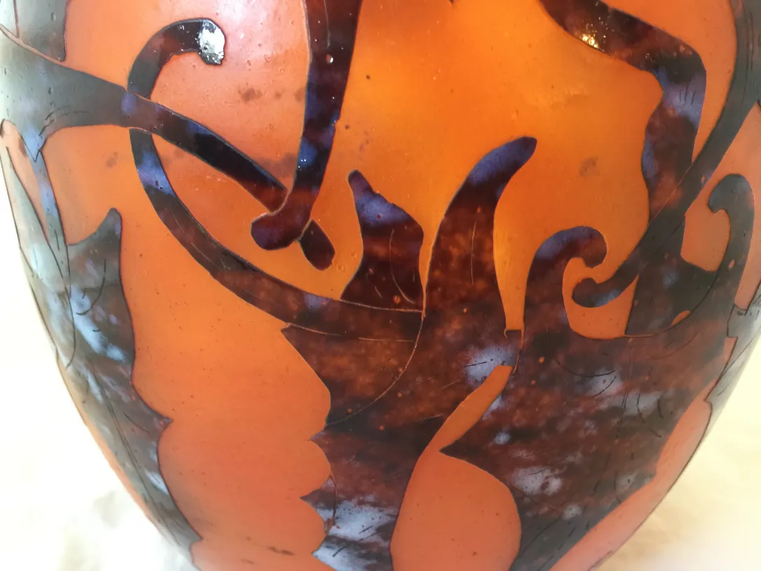 Vidro antigo assinado Le Verre com design colorido e elegante