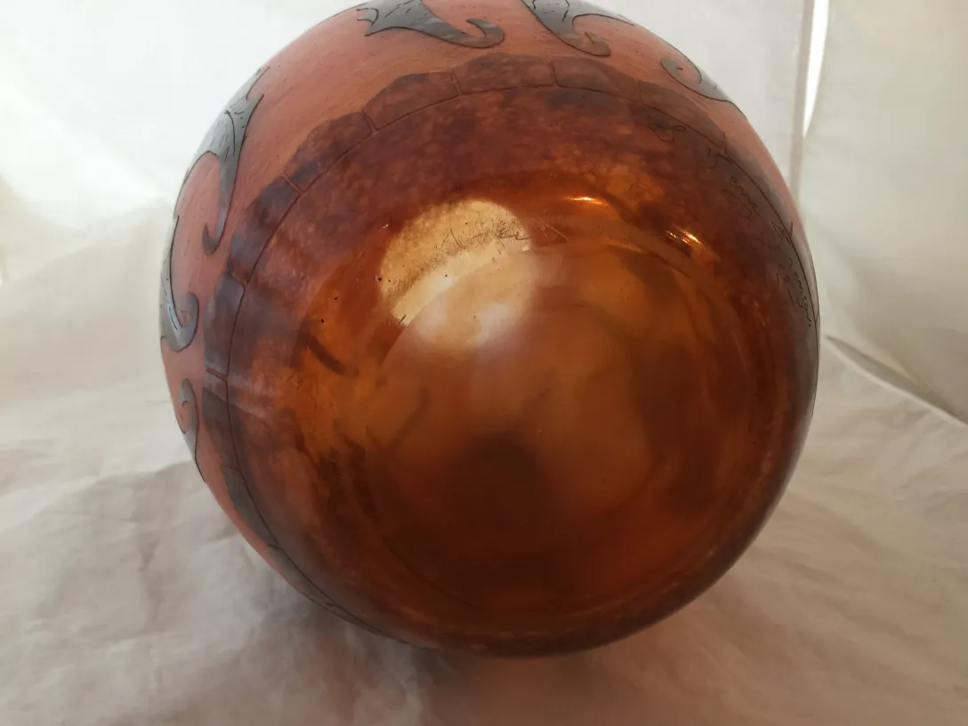 Vidro assinado Le Verre com design ornamentado em tons quentes, antiguidade.