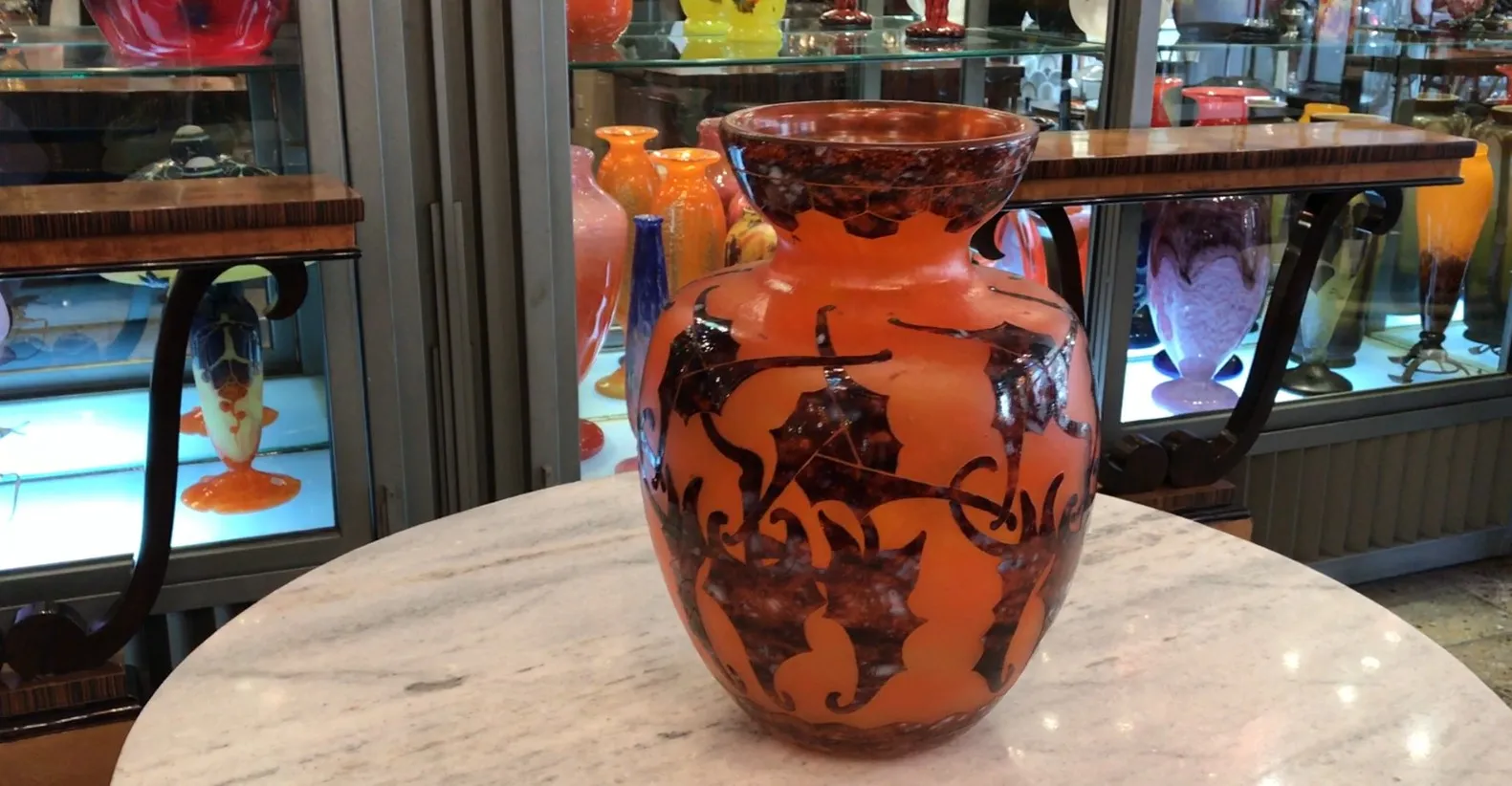Antiguo vidrio firmado Le Verre con diseño artístico en naranja y negro