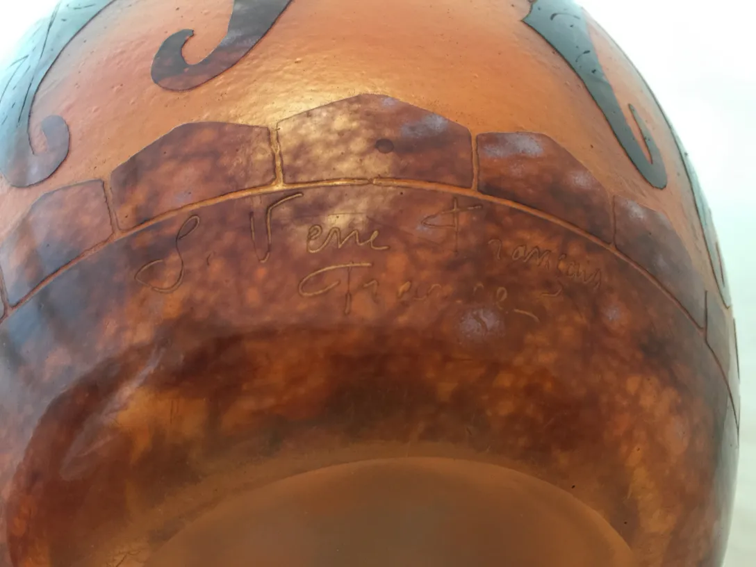 Vidrio antiguo firmado Le Verre con decoración distintiva