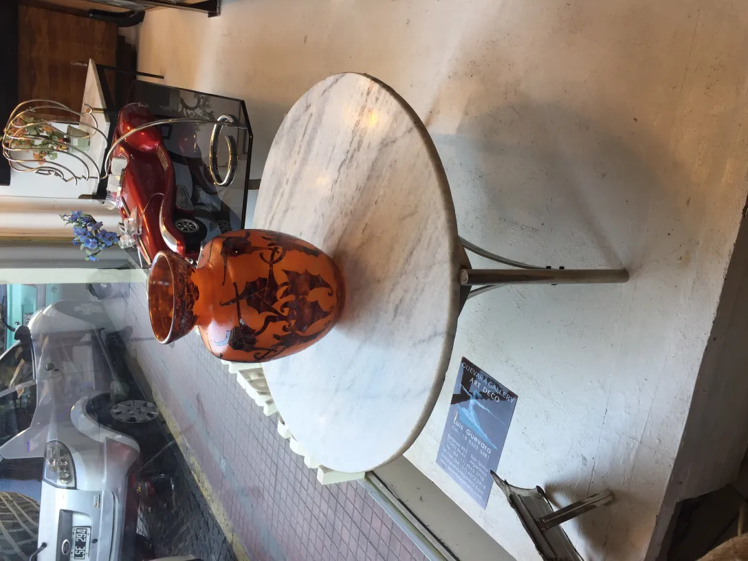 vase aus signiertem glas le verre in antikem ambiente