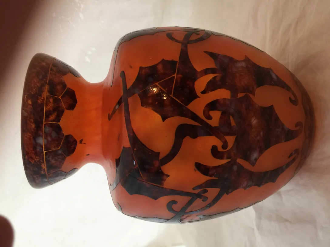 vaso in vetro antico con motivo decorativo firmato