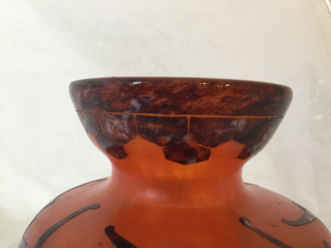 Подписанное стекло Le Verre с декоративным дизайном в янтарных и коричневых тонах