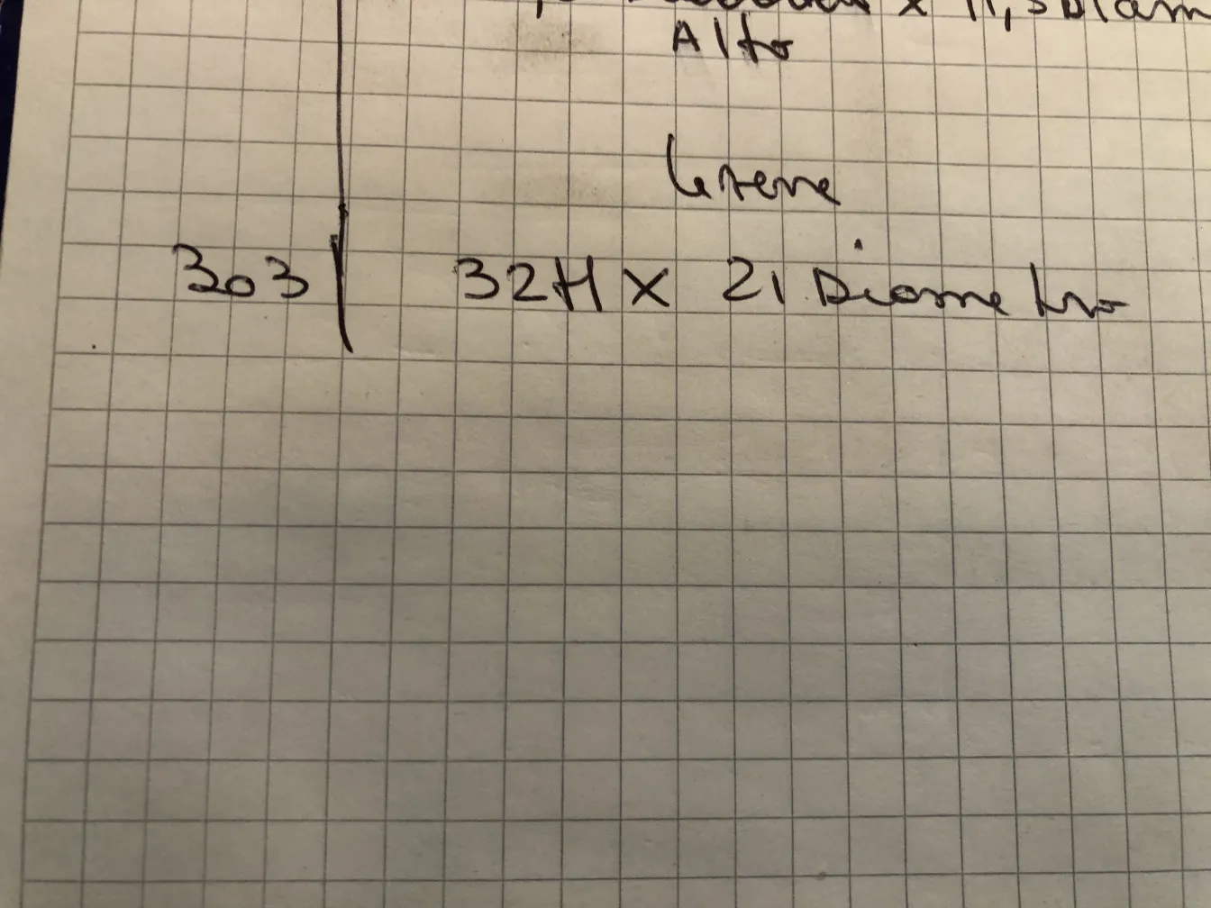 Vidrio firmado Le Verre en papel cuadriculado, detalles visibles.