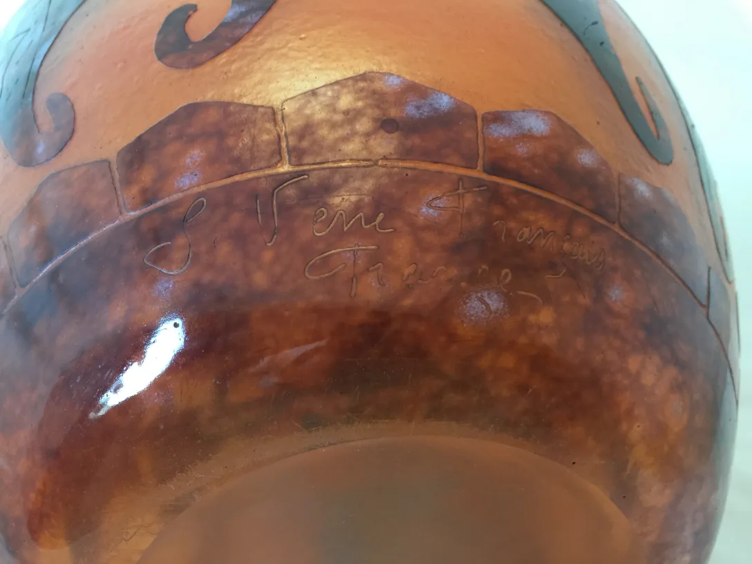 पुरातन कांच पर le verre का हस्ताक्षर, तांबे और भूरे रंग के विवरण