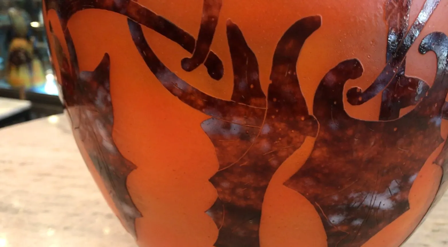 vidro antigo assinado com design elegante de le verre