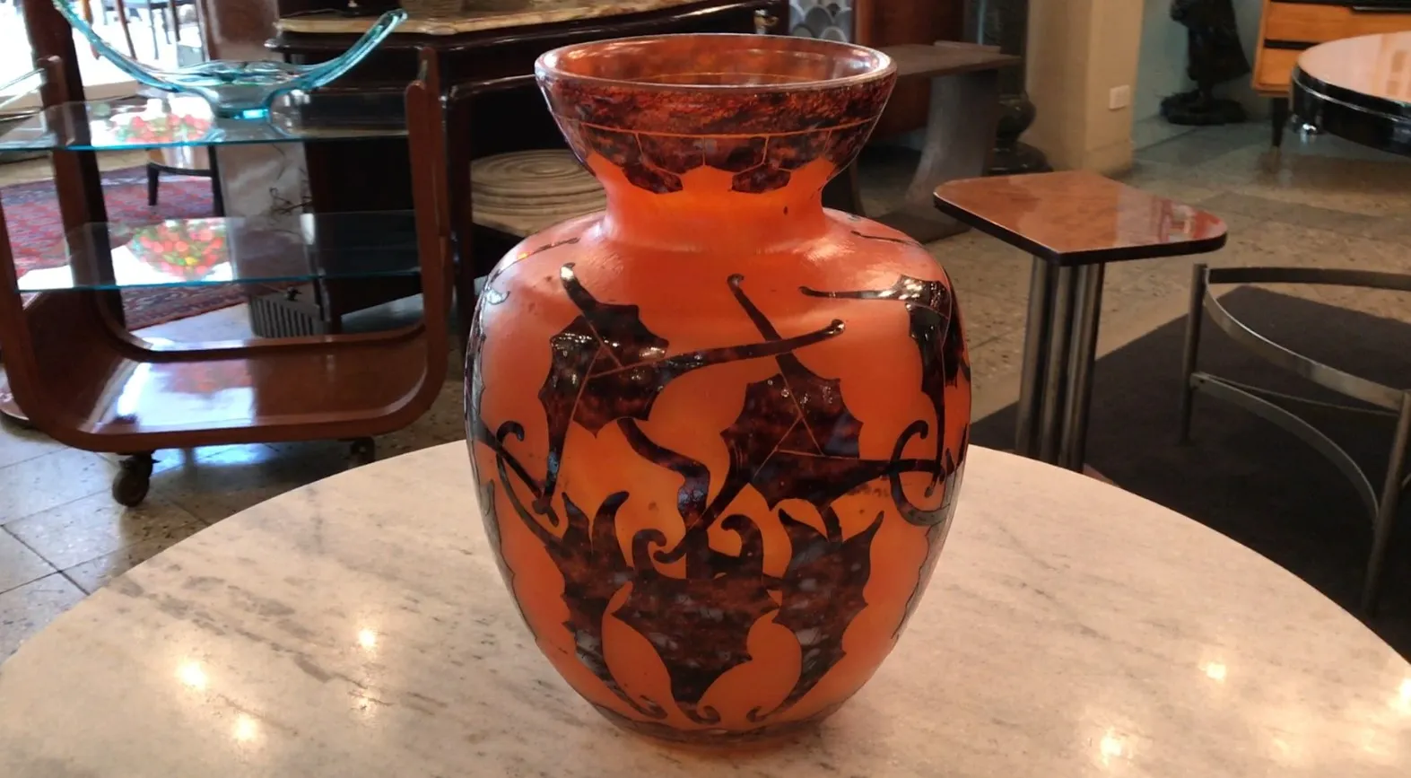 アンティークのサイン入りグラス（Le Verre）オレンジと黒の色合いの花瓶