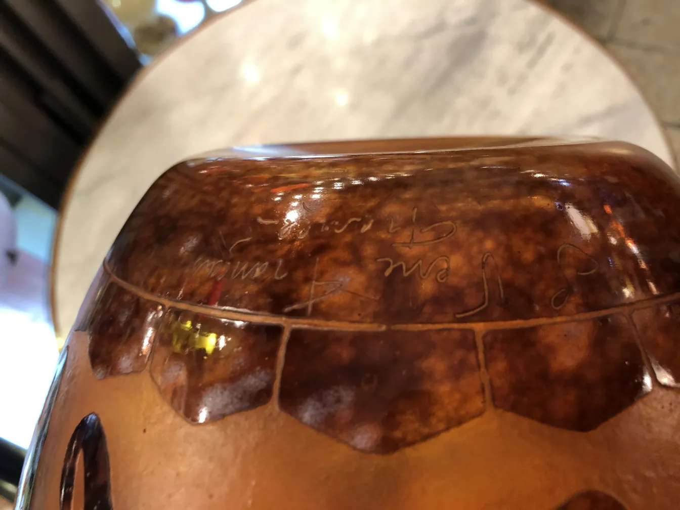 Vetro firmato di artigianato francese con dettagli lucidi e firma distintiva.