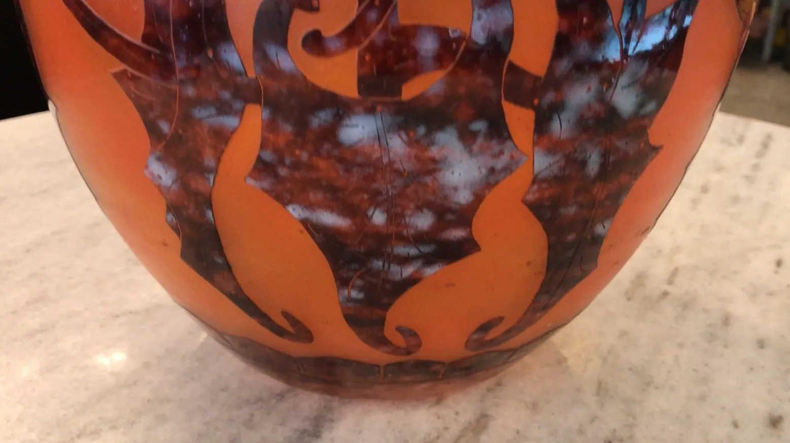 Vidrio firmado Le Verre con decoración colorida y curvas elegantes, antigüedad.