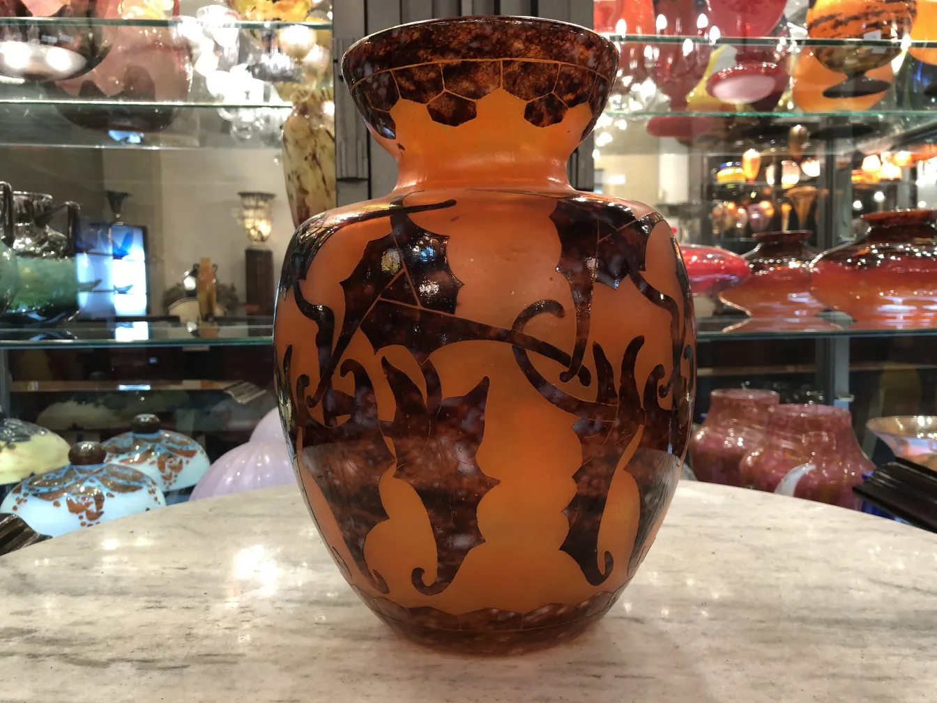 jarro antigo de vidro com design ornamentado em laranja e marrom