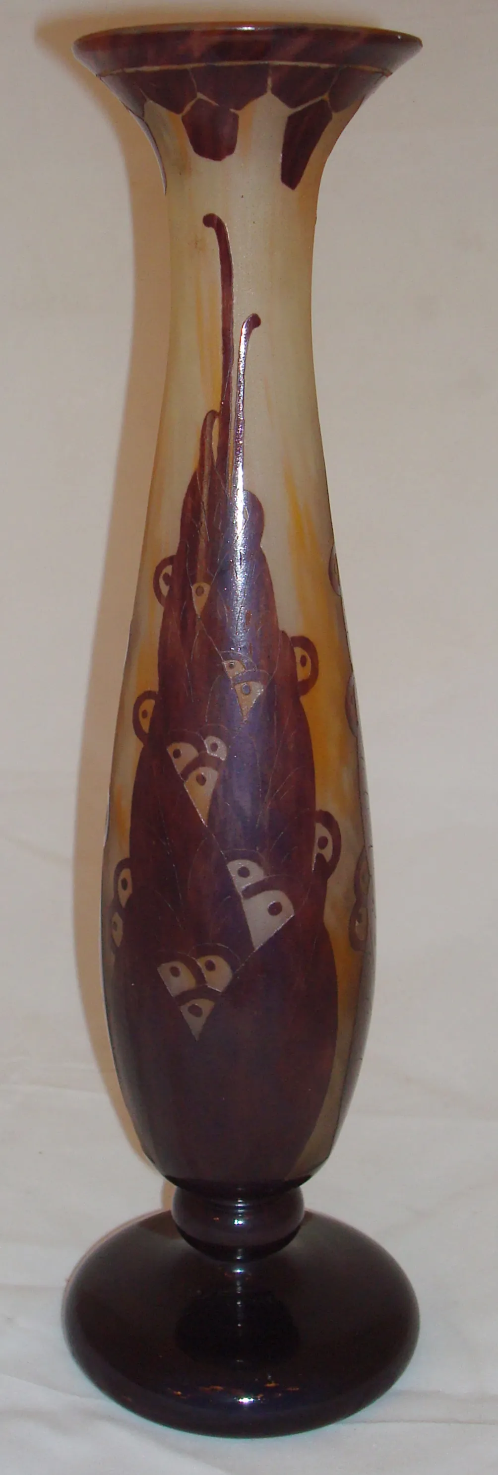 Antiguo vaso de vidrio firmado Le Verre con diseño en colores marrón y dorado.