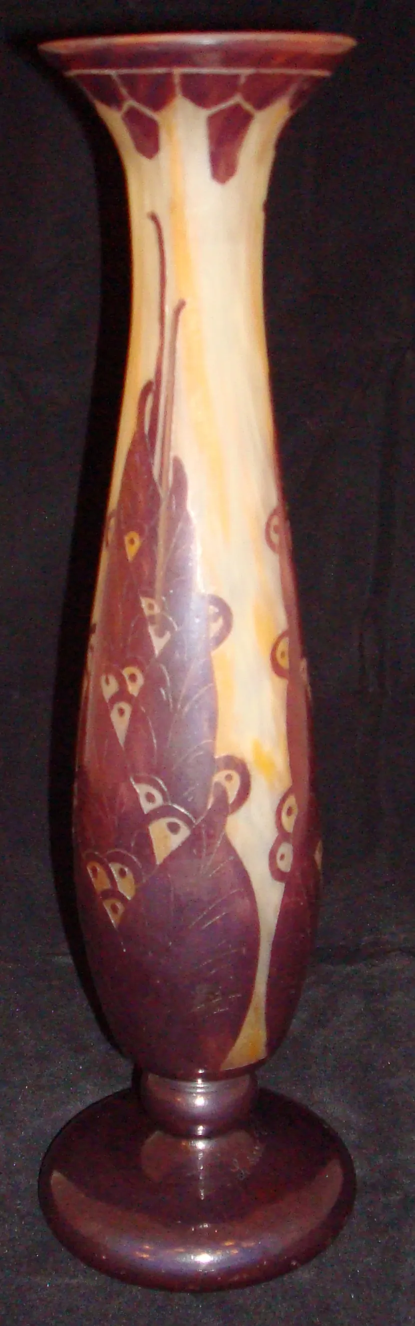 Antikes signiertes Glas (Le Verre) mit dekorativem Federdesign