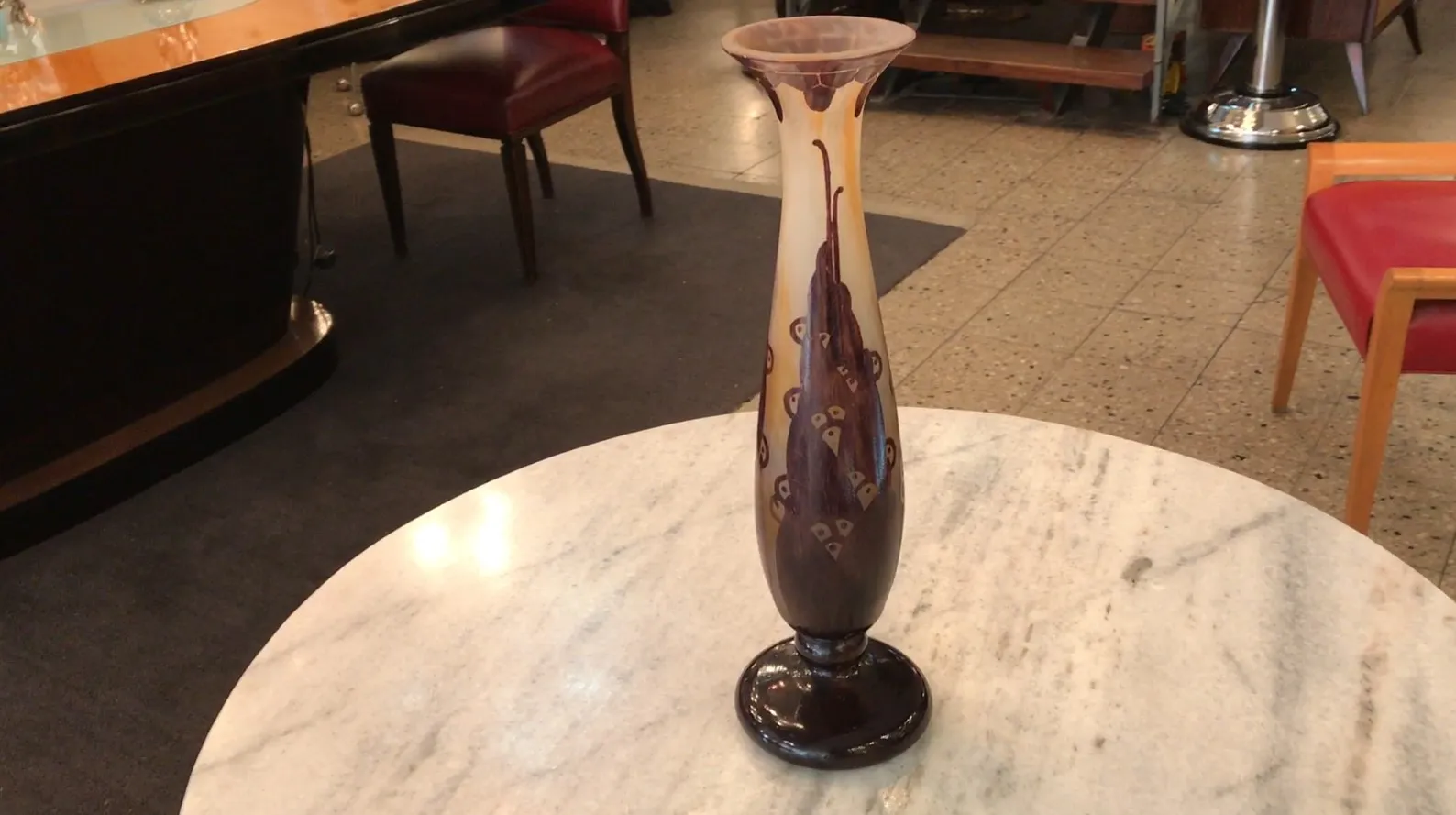 Vaso in vetro firmato decorativo con dettagli intricati