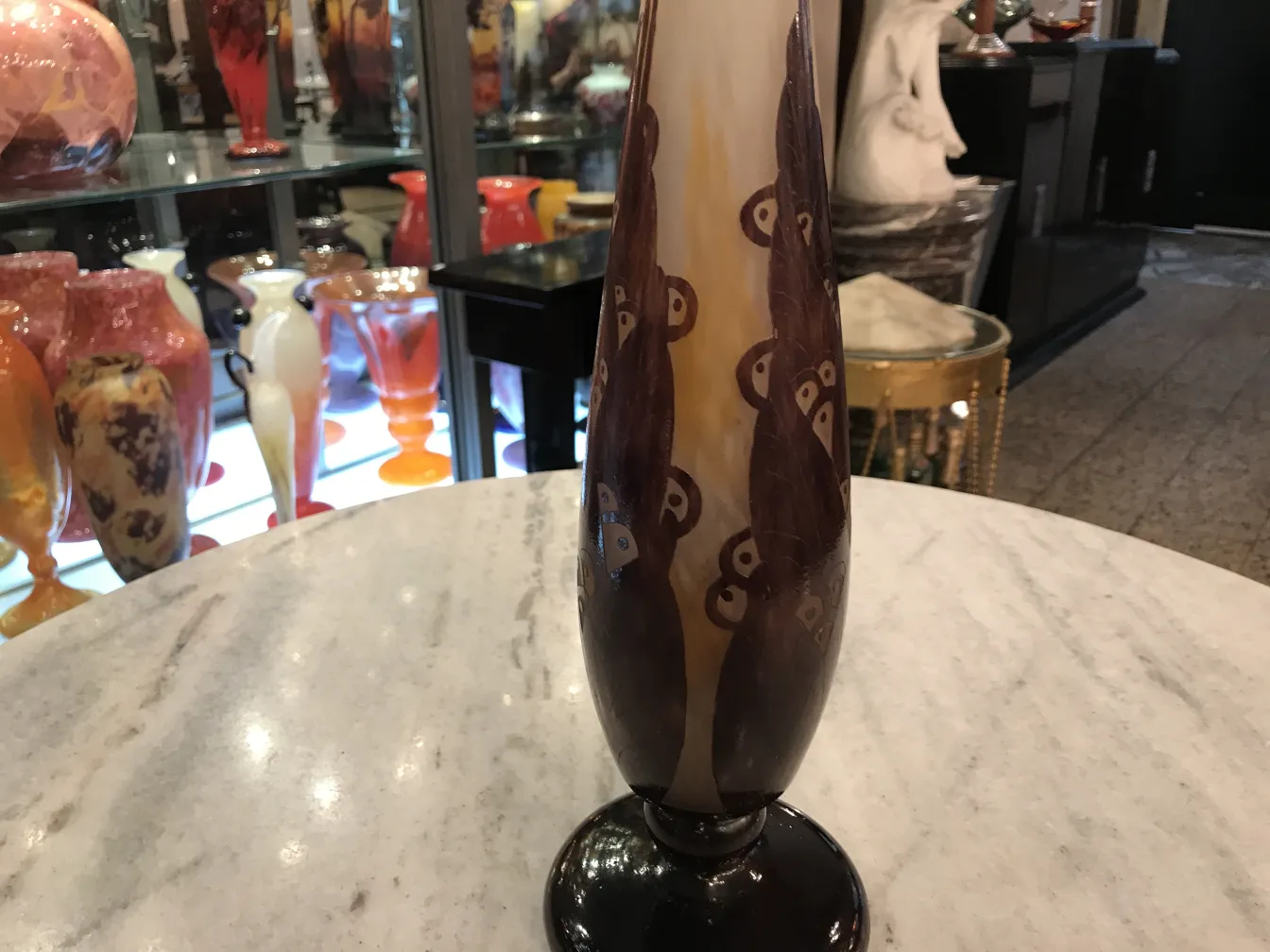 Antike Vase aus signiertem Glas mit dekorativem Design