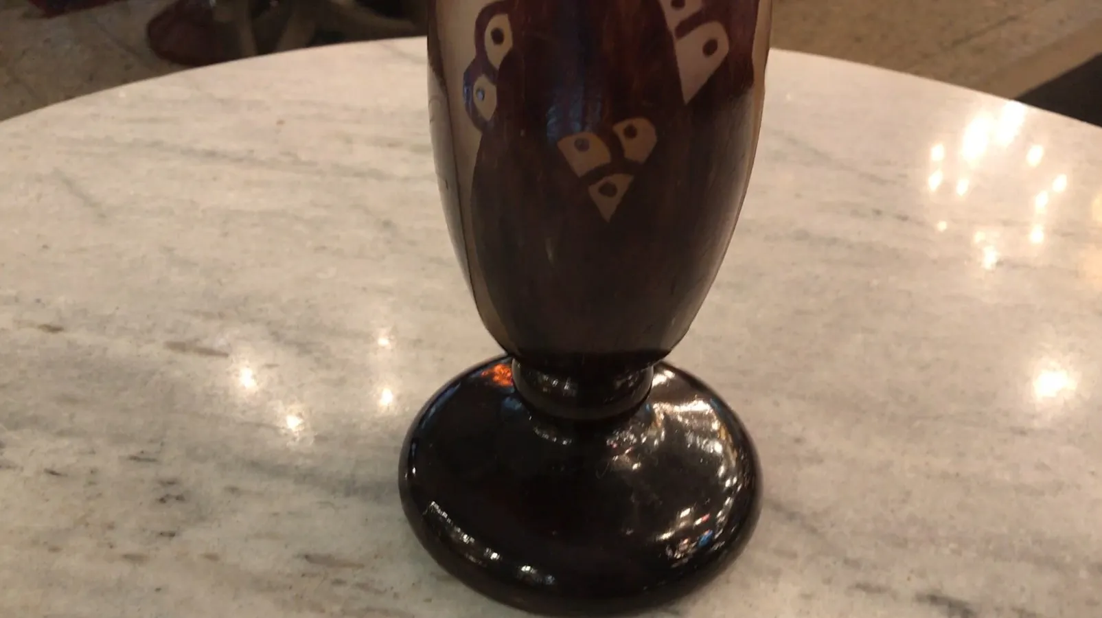 Verre ancien signé avec une base ronde et des détails décoratifs.