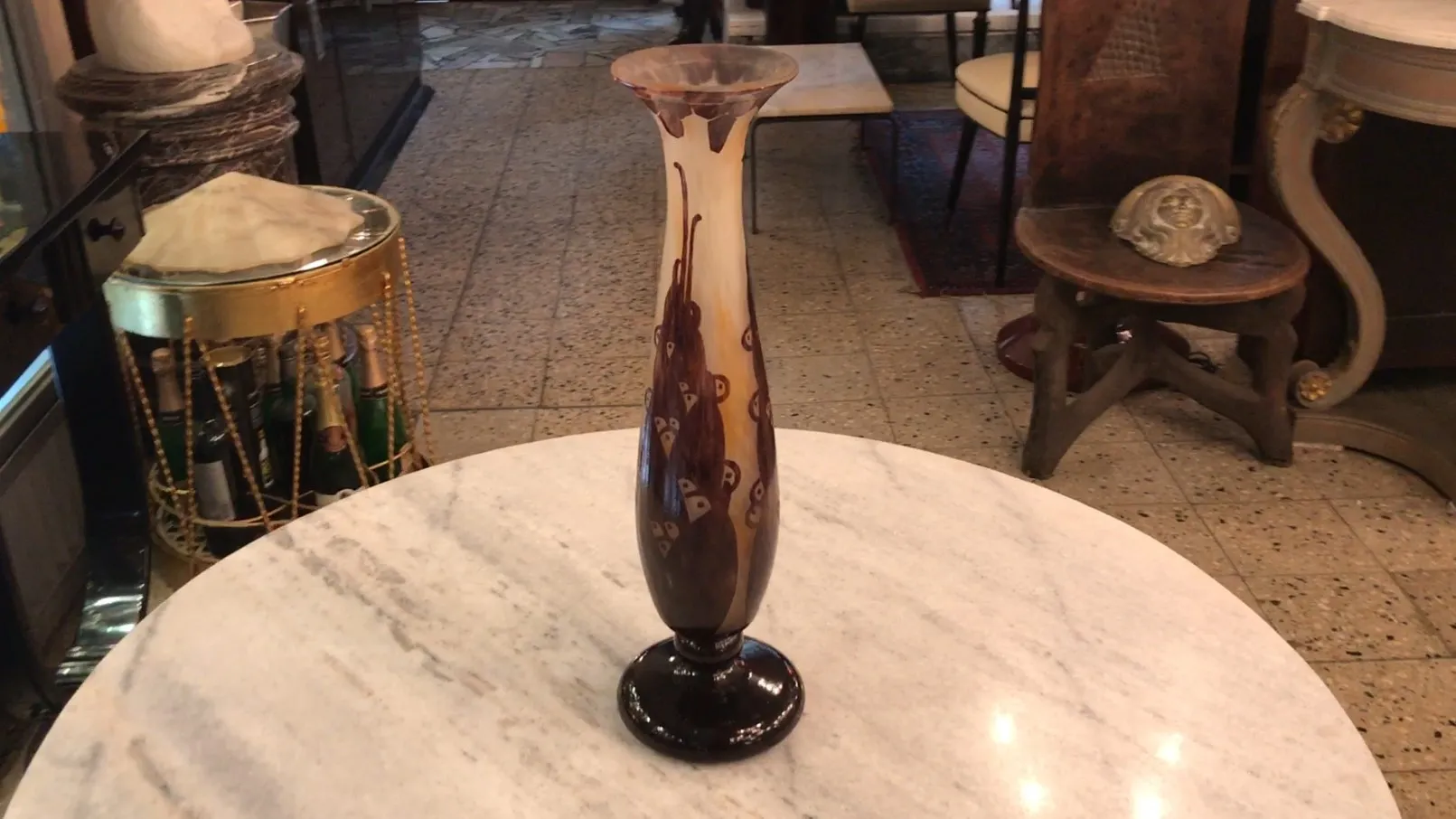Hoher Vase mit antikem Design, signiert Le Verre.
