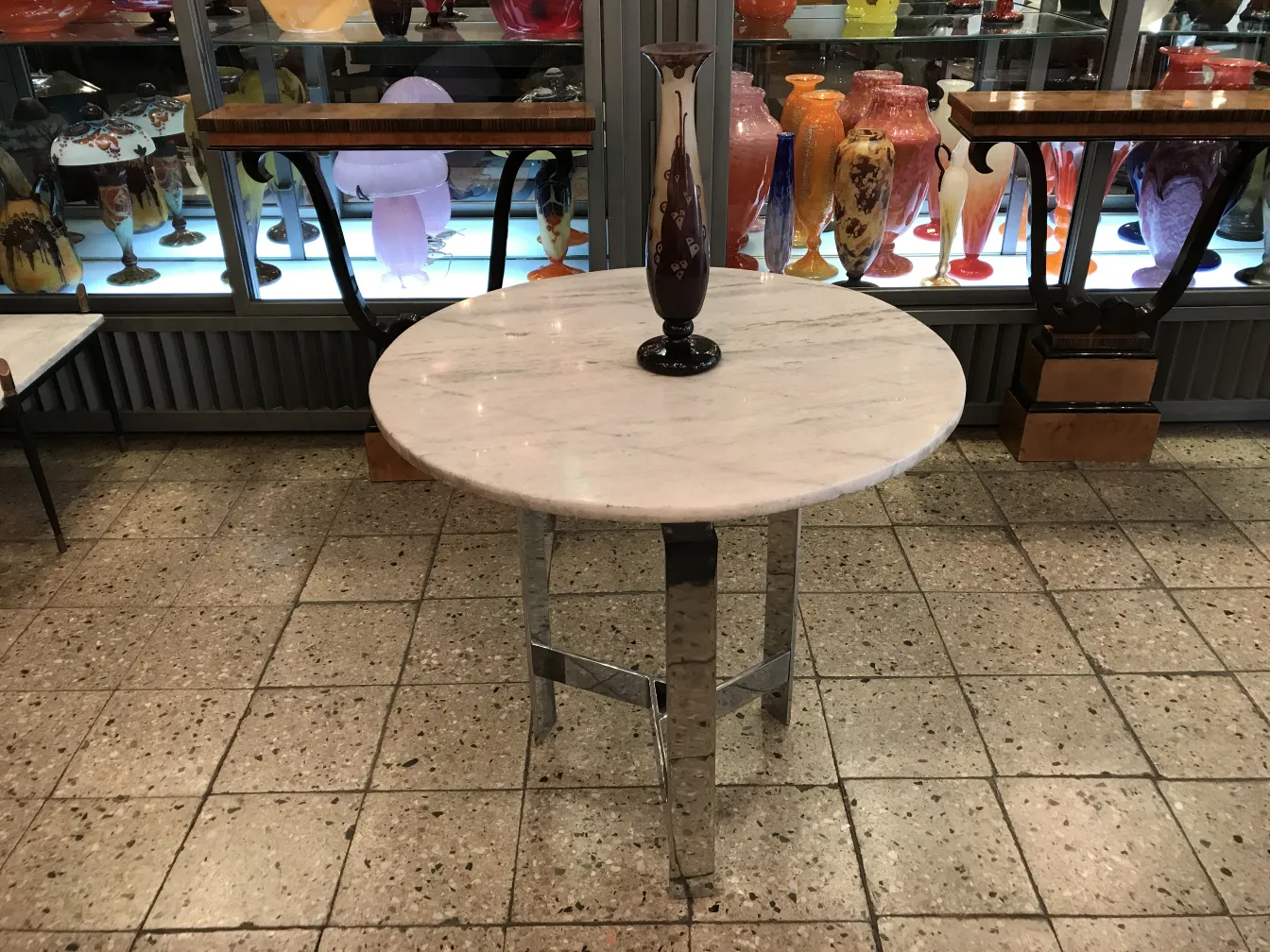 Vaso in vetro antico con design intricato sullo sfondo.