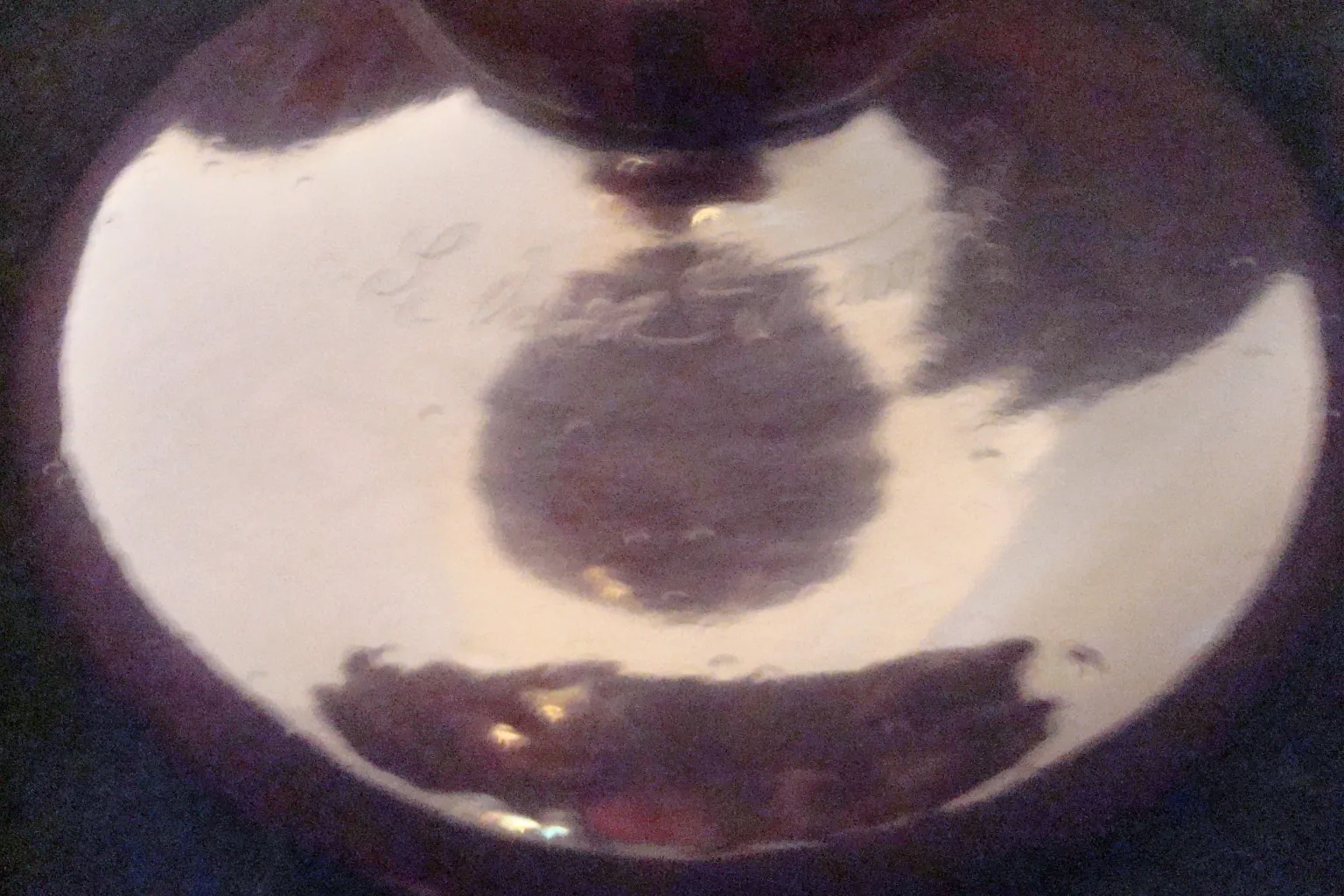 고전 서명 유리잔(Le Verre)에는  보이는 조각이 있습니다.