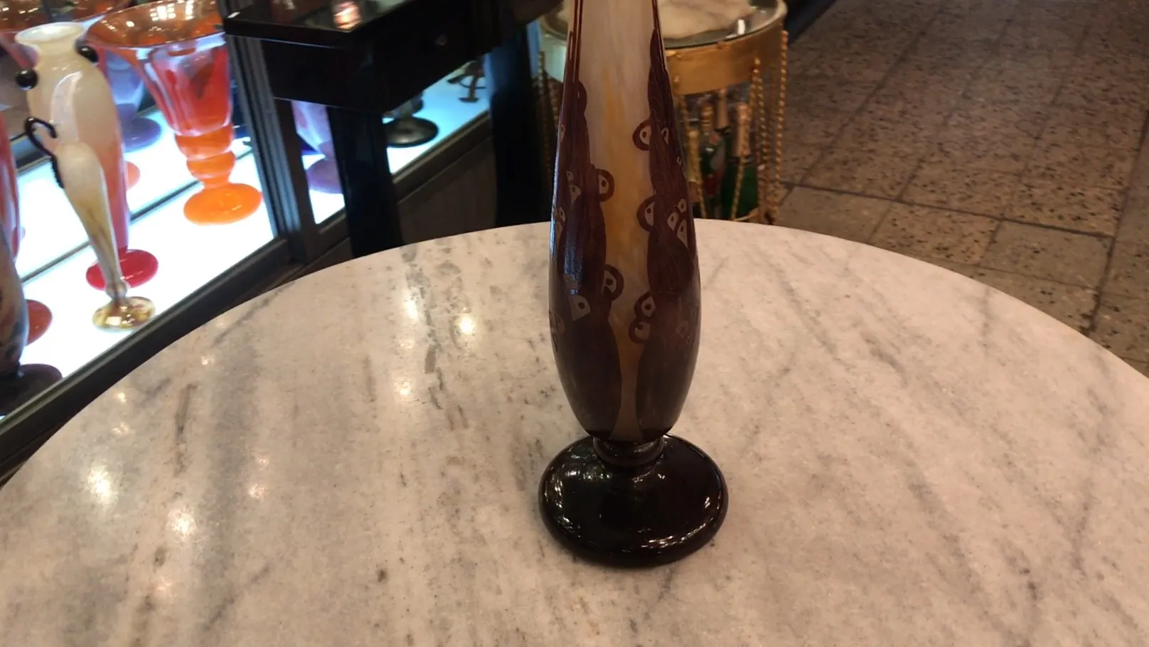 サイン入りグラス（Le Verre）の黒い台座