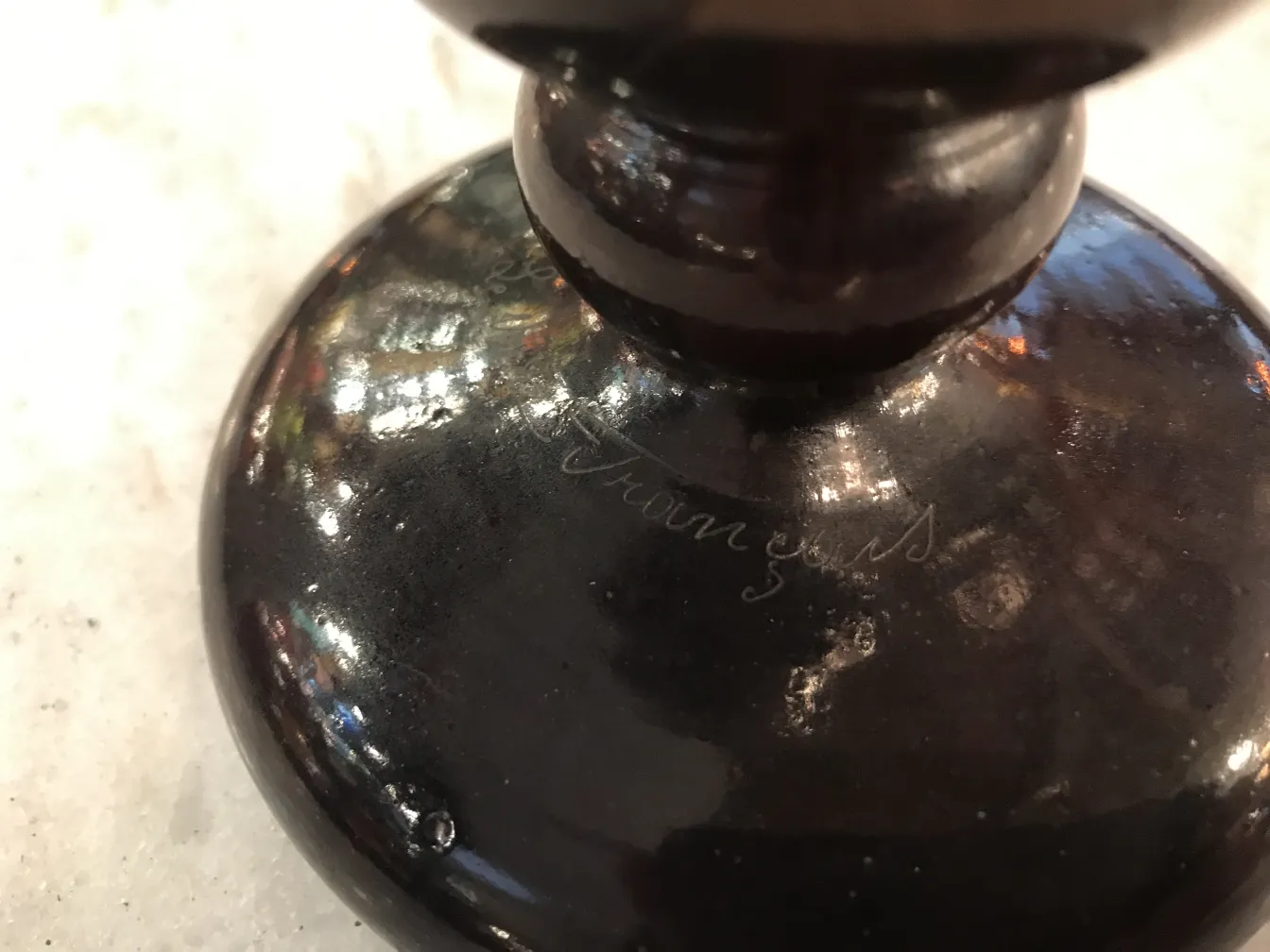 签名玻璃 Le Verre，底座为圆形，细节复杂。