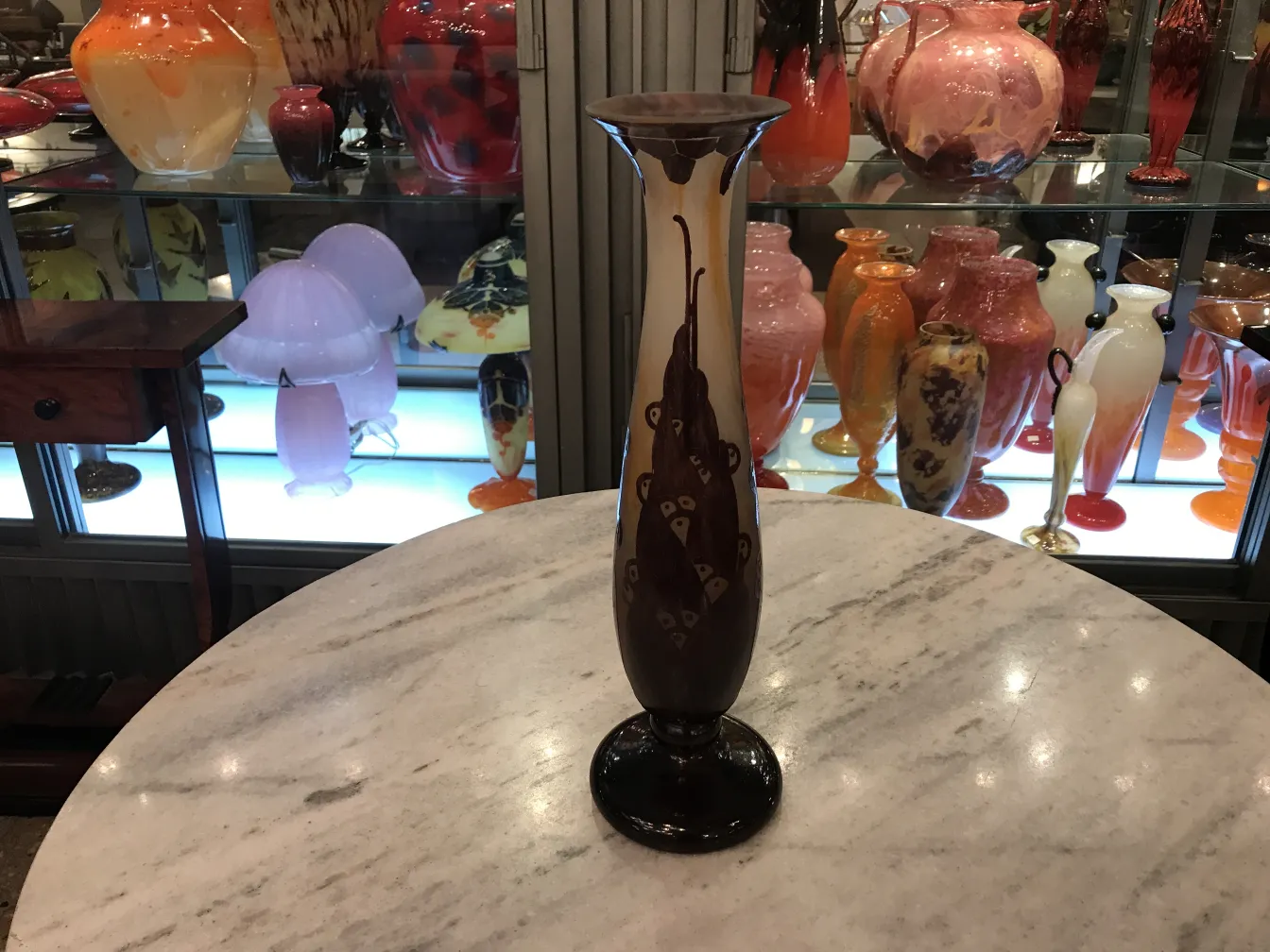 优雅设计的签名玻璃花瓶Le Verre，周围环绕着古董物品