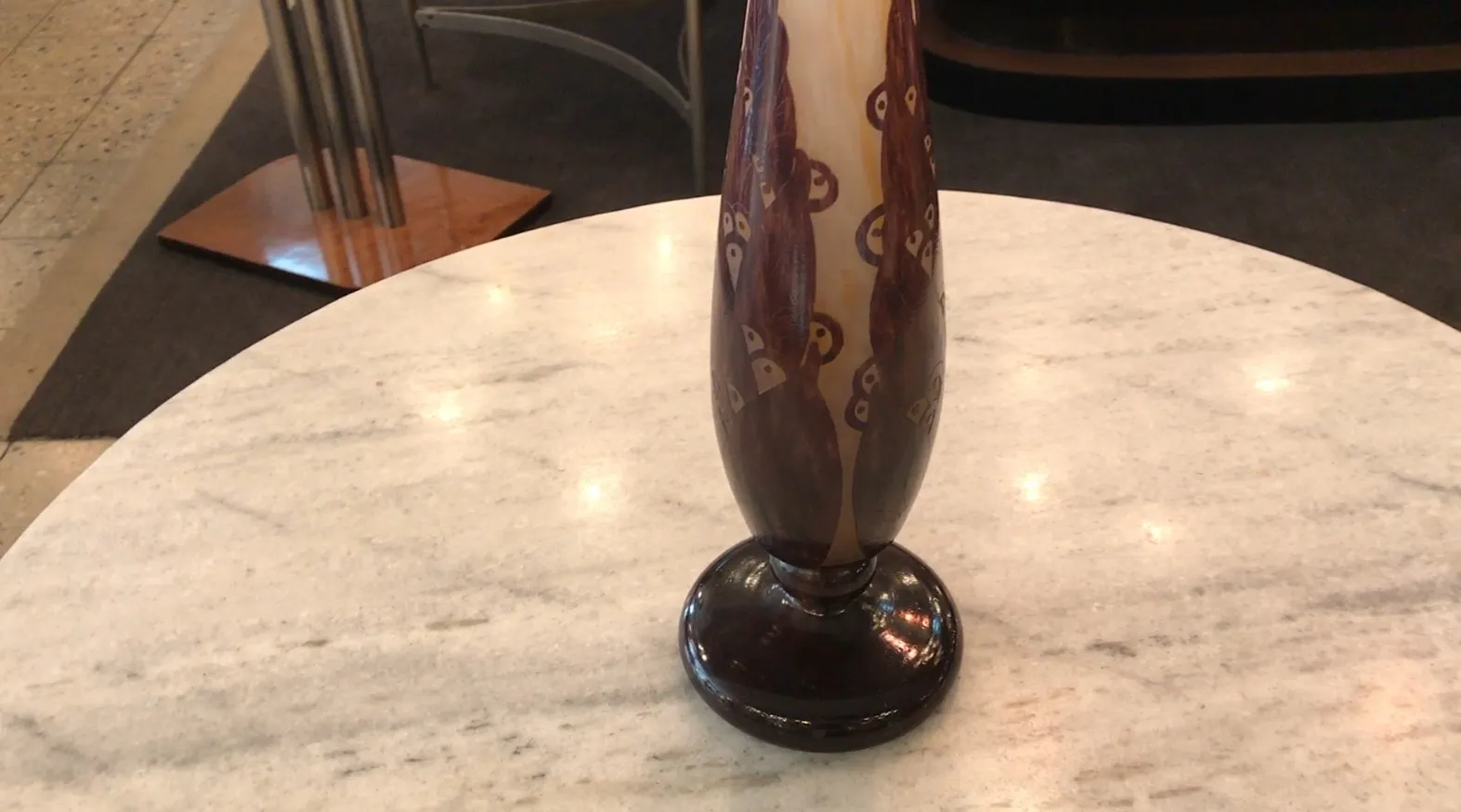 Vidro assinado Le Verre com desenho floral antigo em base redonda.