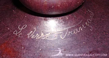 زجاج قديم موقّع باسم Le Verre، لون داكن.