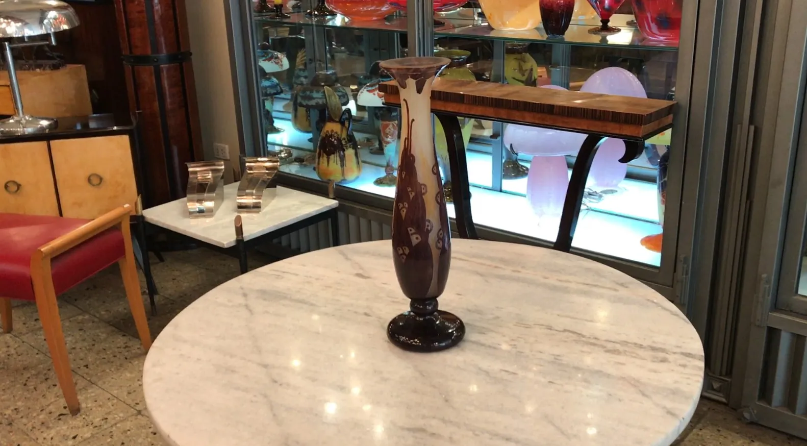 Vaso antico con design distintivo, firmato da Le Verre