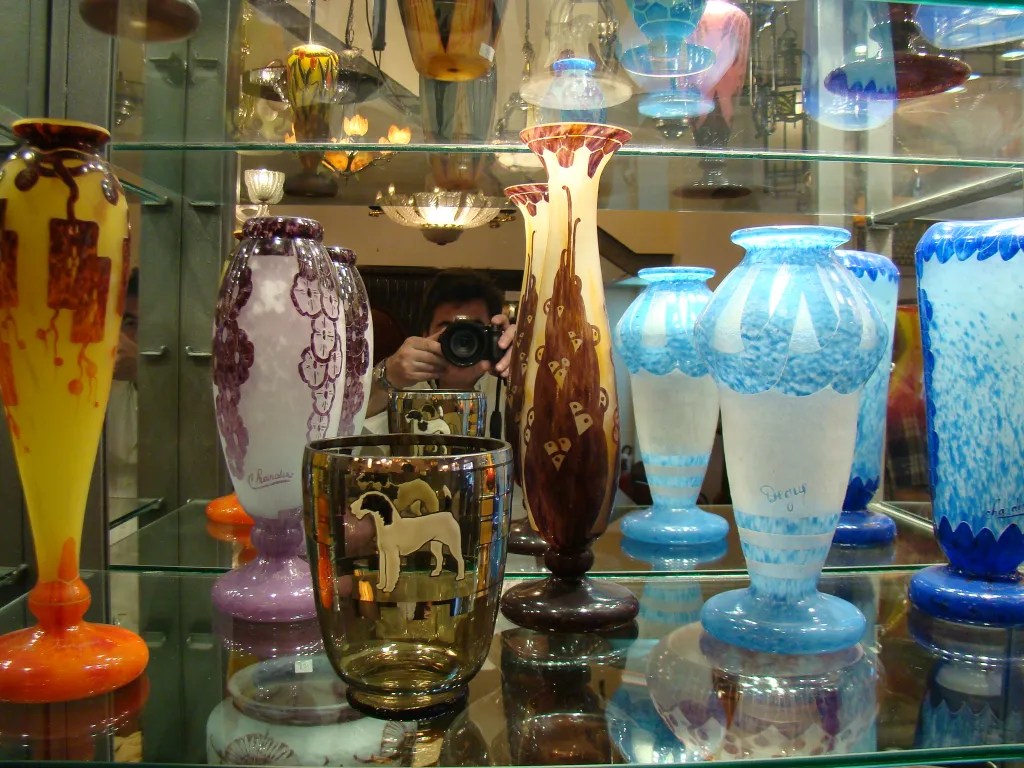 Vasos de vidro antigos com designs coloridos, ambiente elegante.