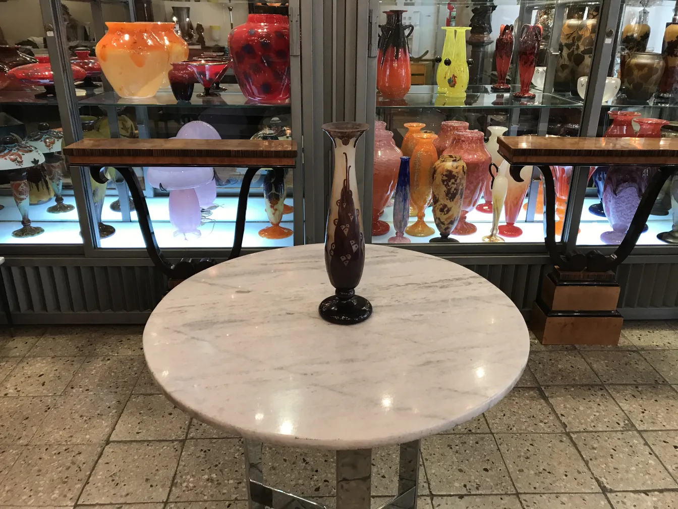 Verre signé Le Verre présenté dans un cadre ancien avec d'autres objets en verre