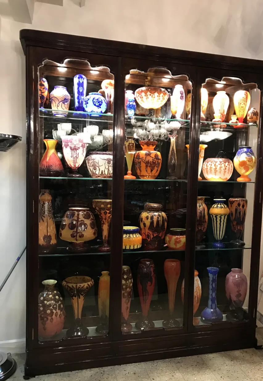 Vetrina con antichità e vetro firmato le verre (francese)