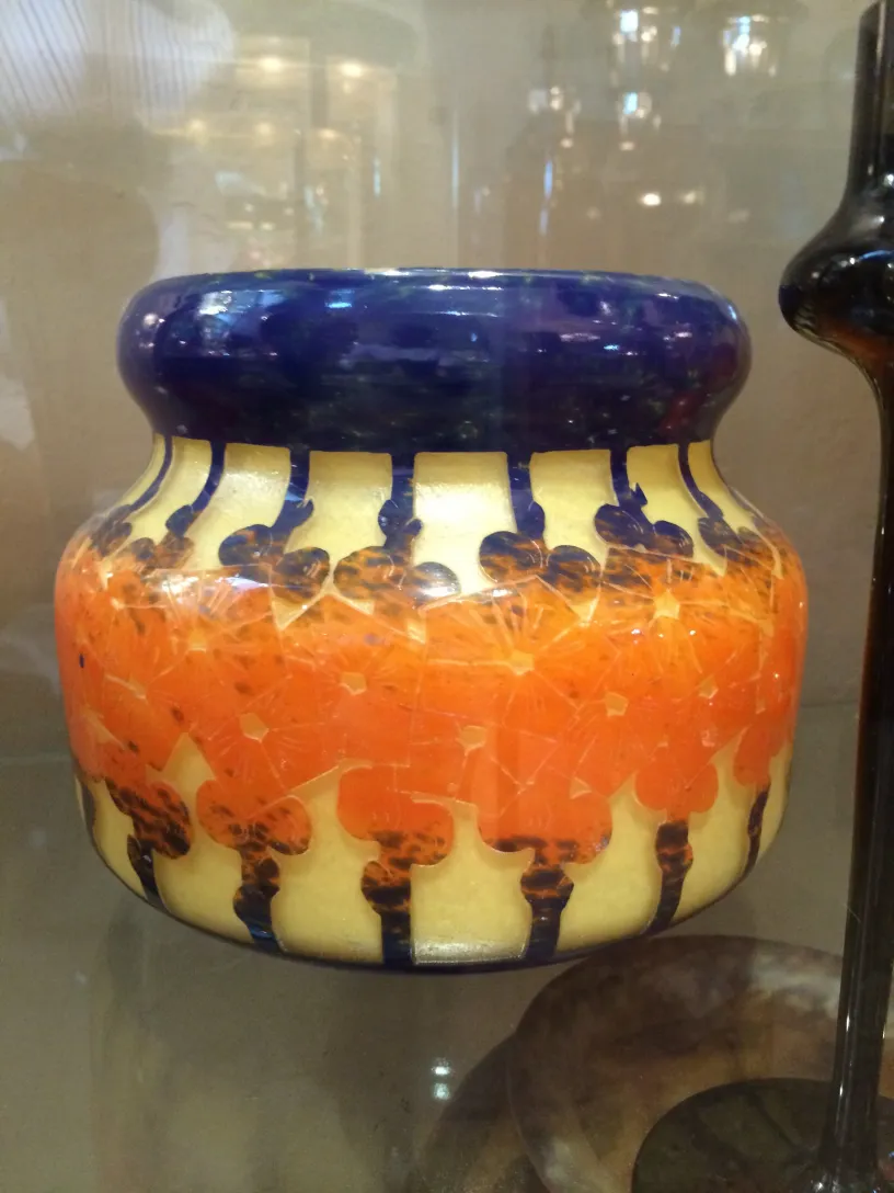 Frasco de vidrio antiguo, con diseño colorido y detalles artísticos.