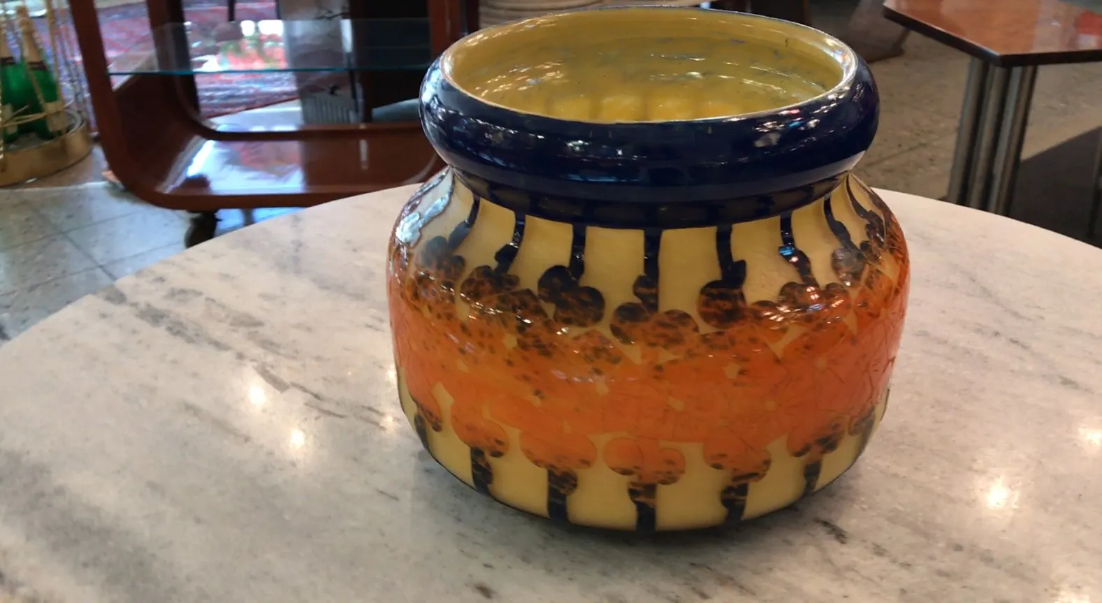 古董花瓶，具有色彩斑斓的设计和光亮的表面。