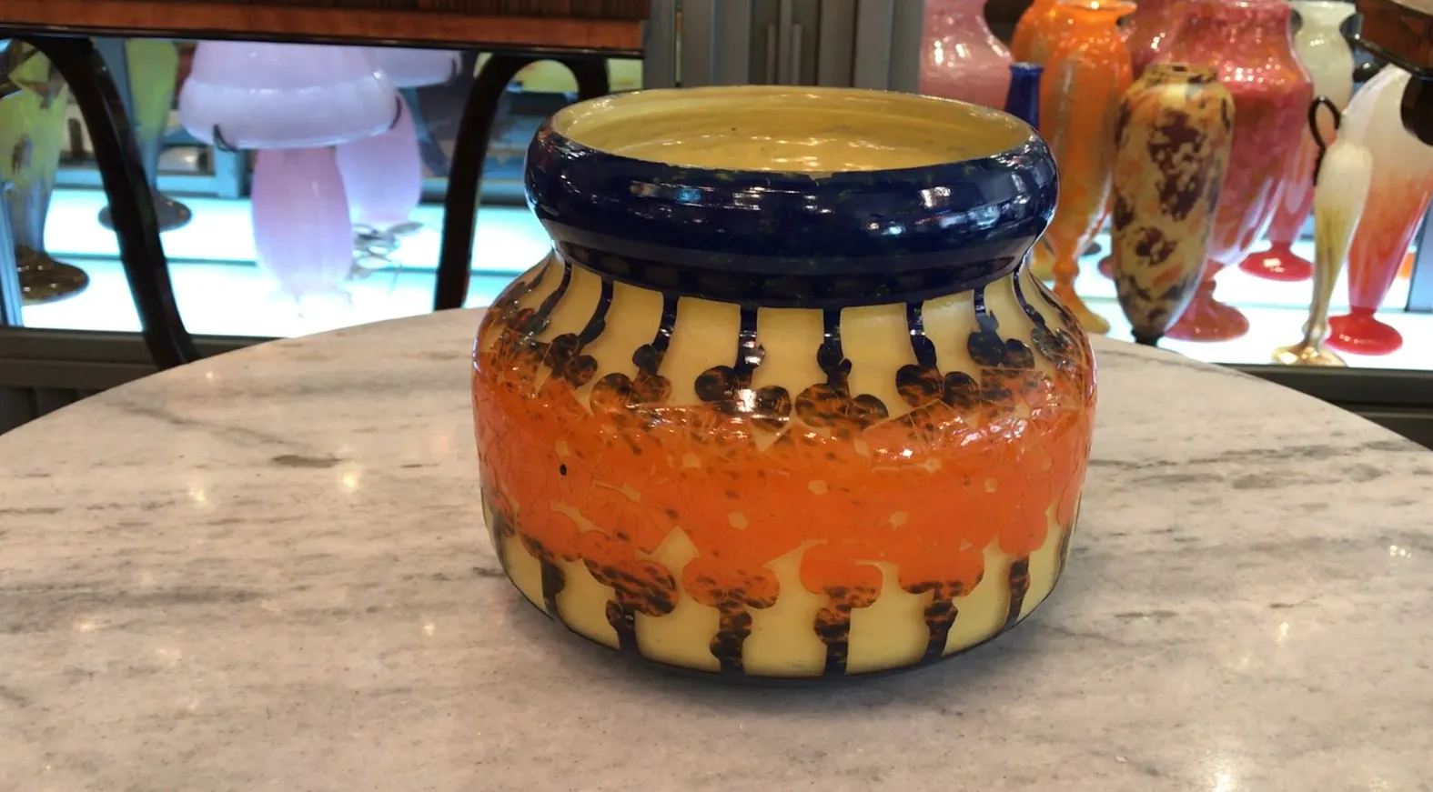 Antico vaso di vetro firmato Le Verre con design colorato.