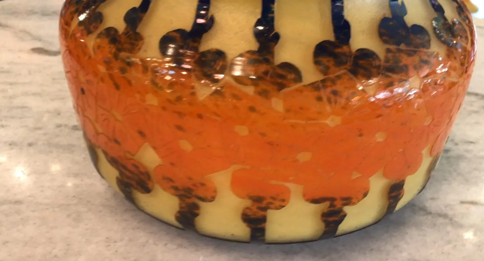 Vidro antigo decorativo assinado Le Verre com padrões coloridos e detalhes únicos.