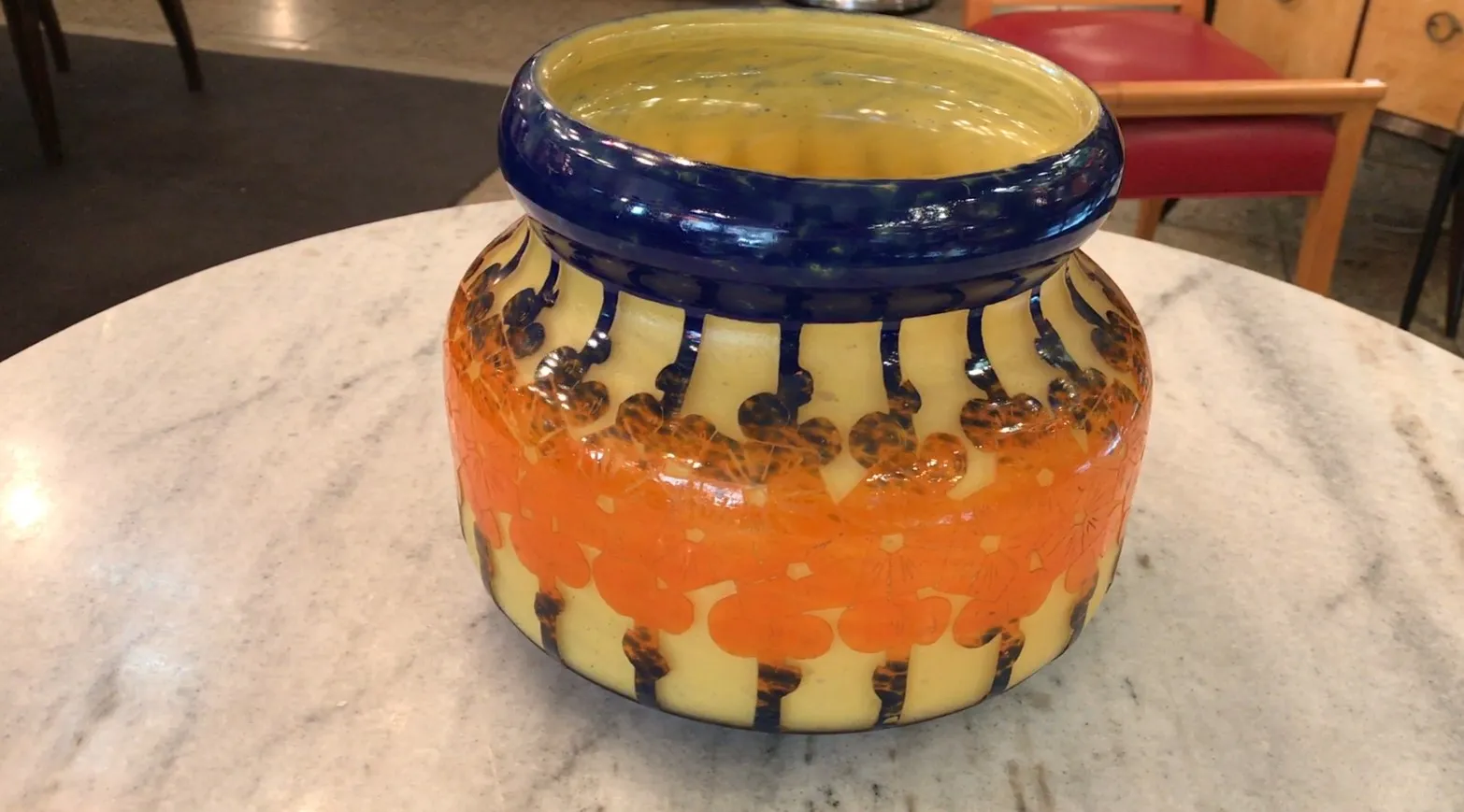 Ancienne jarre en verre avec détails en orange et bleu