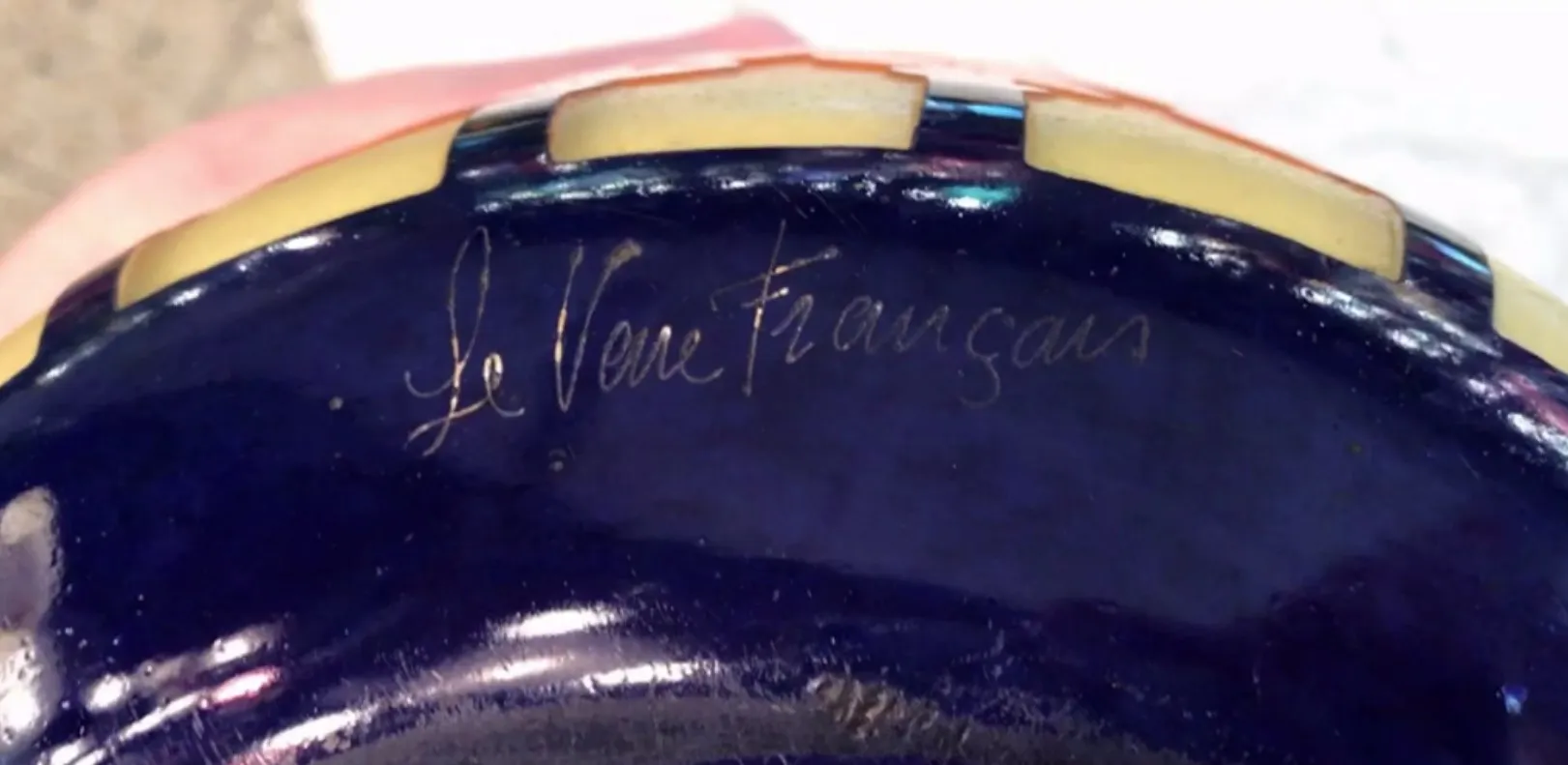 Verre antique signé Le Verre avec des détails colorés