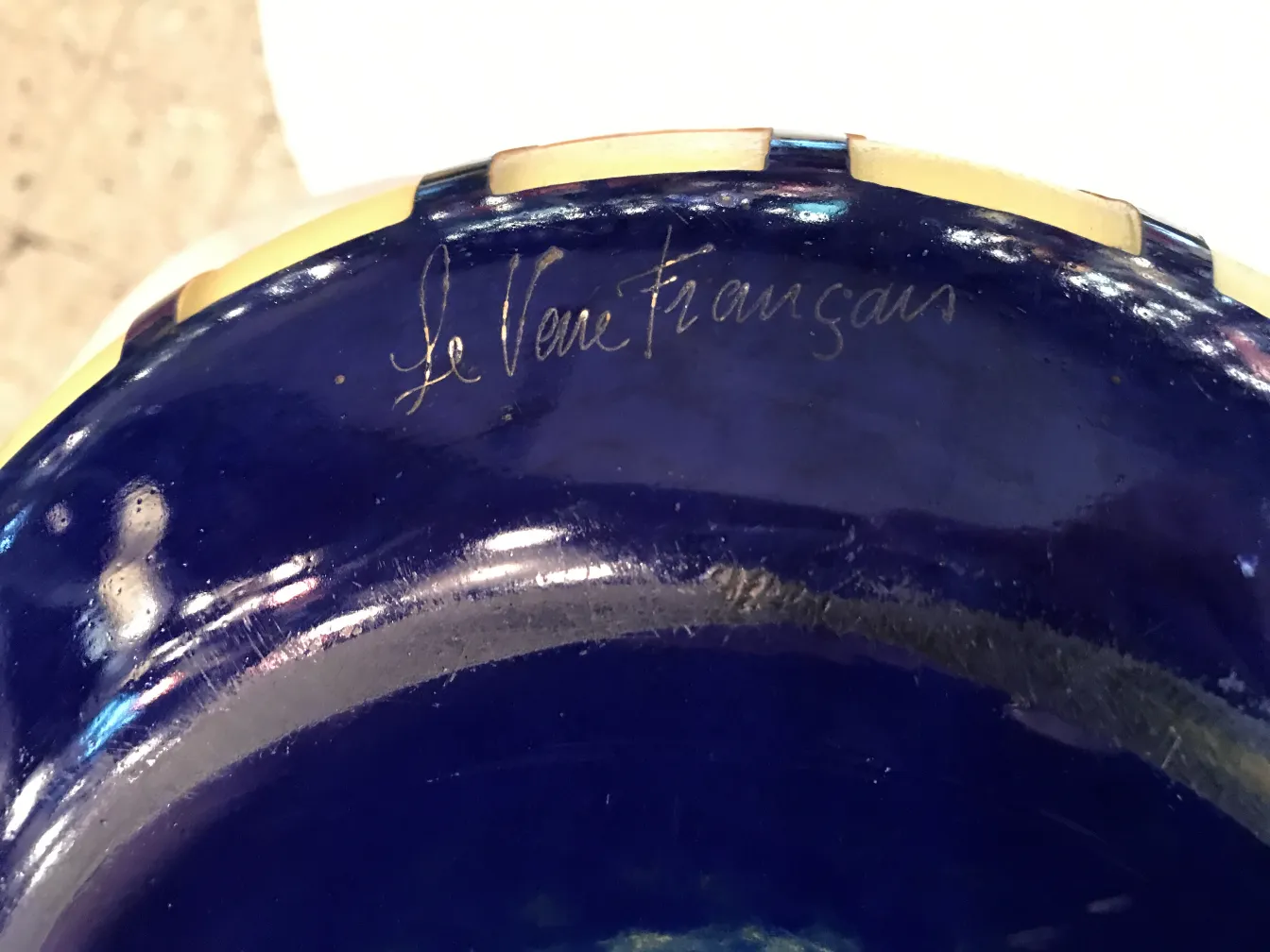 签名玻璃 le verre 在蓝色背景上，清晰的签名