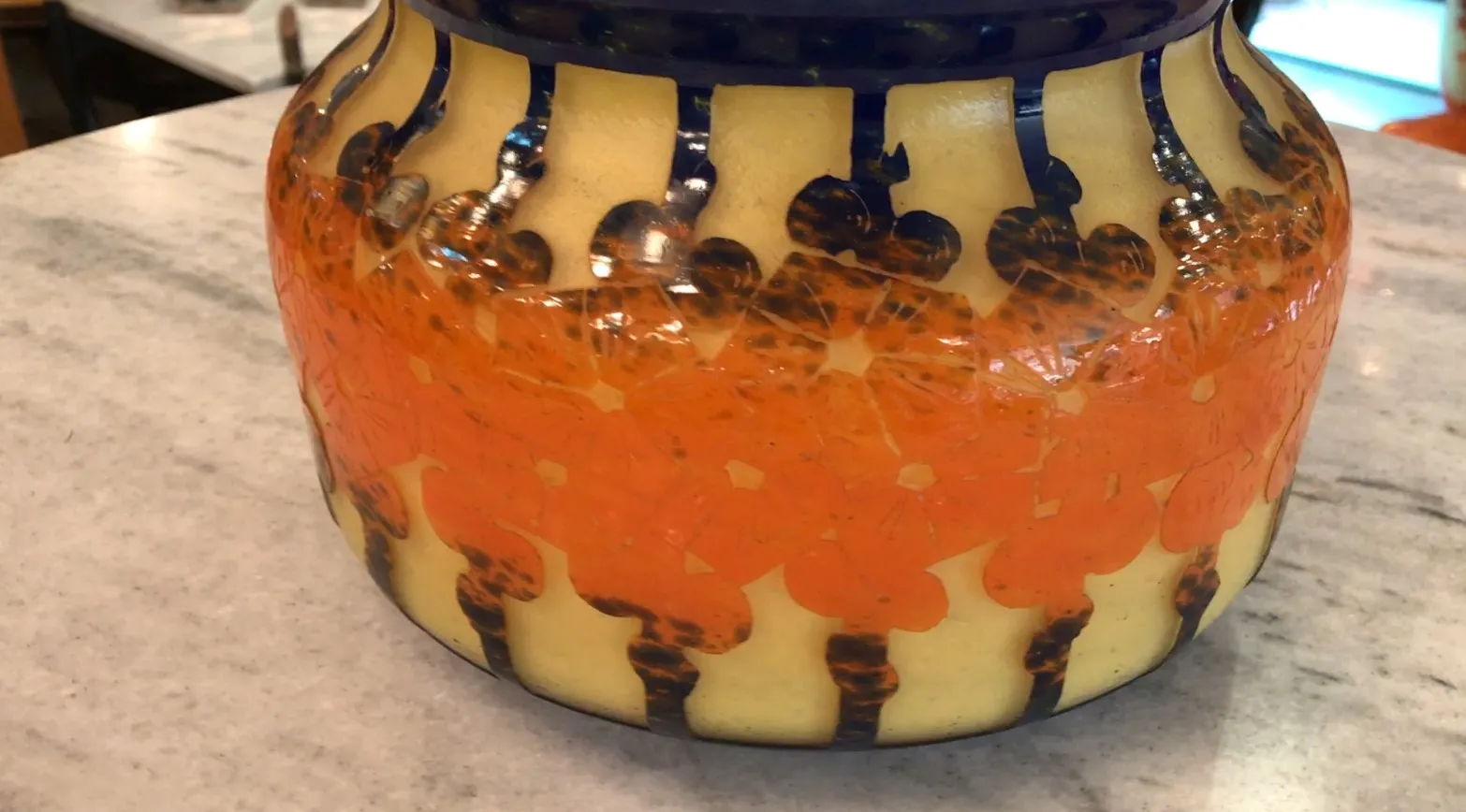Jarra de vidro antigo assinado Le Verre em tons de laranja e amarelo, decorada.