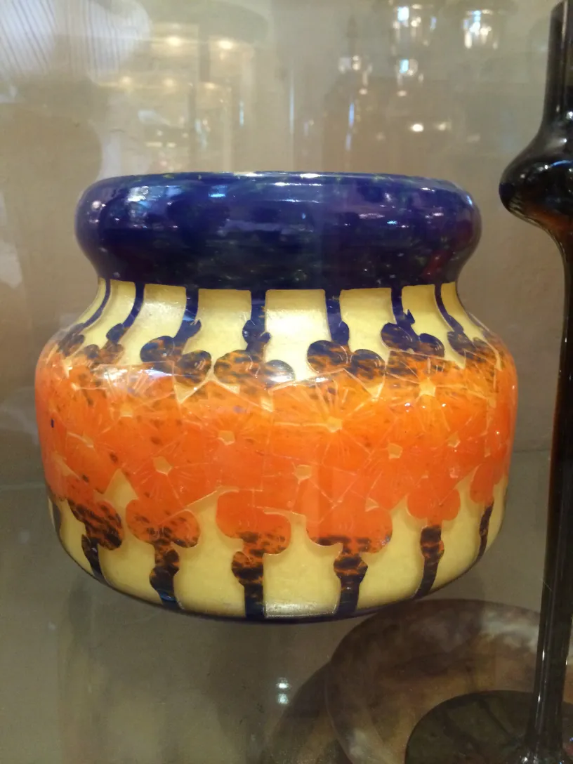 copo de vidro antigo assinado le verre com design colorido