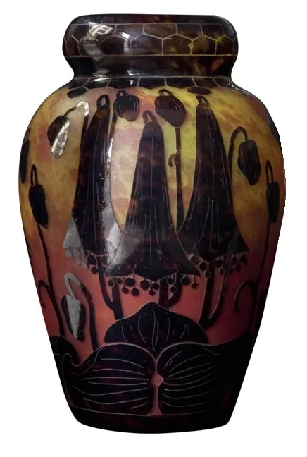 vase antique avec un beau design floral aux tons chauds