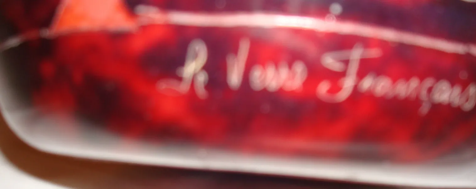 antik signiertes Glas mit detailliertem Design, Le Verre Französisch, farbiger Hintergrund