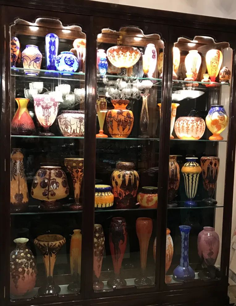 verre signé antique Le Verre avec motifs colorés