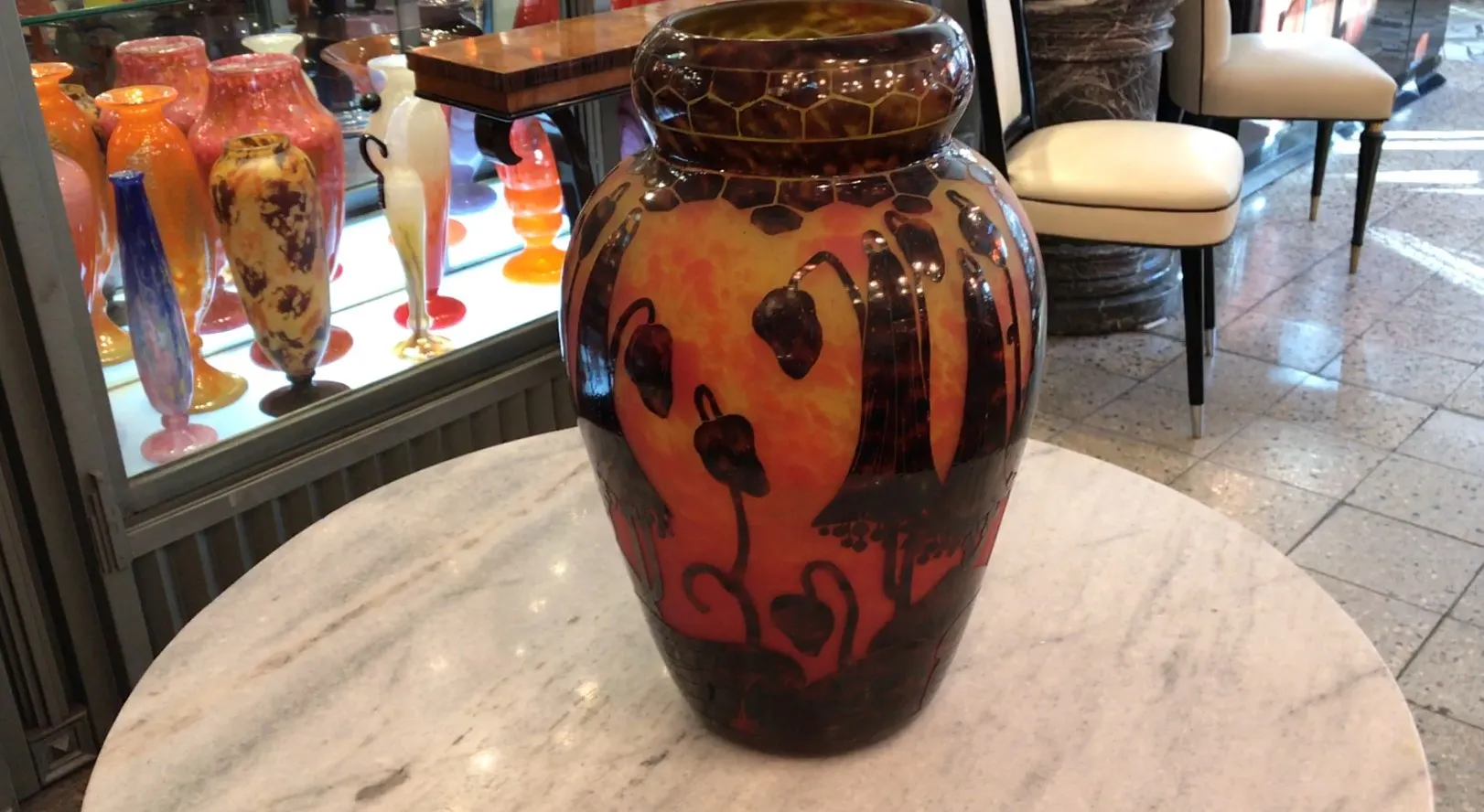 Vase ancien avec des motifs floraux dans des tons chauds