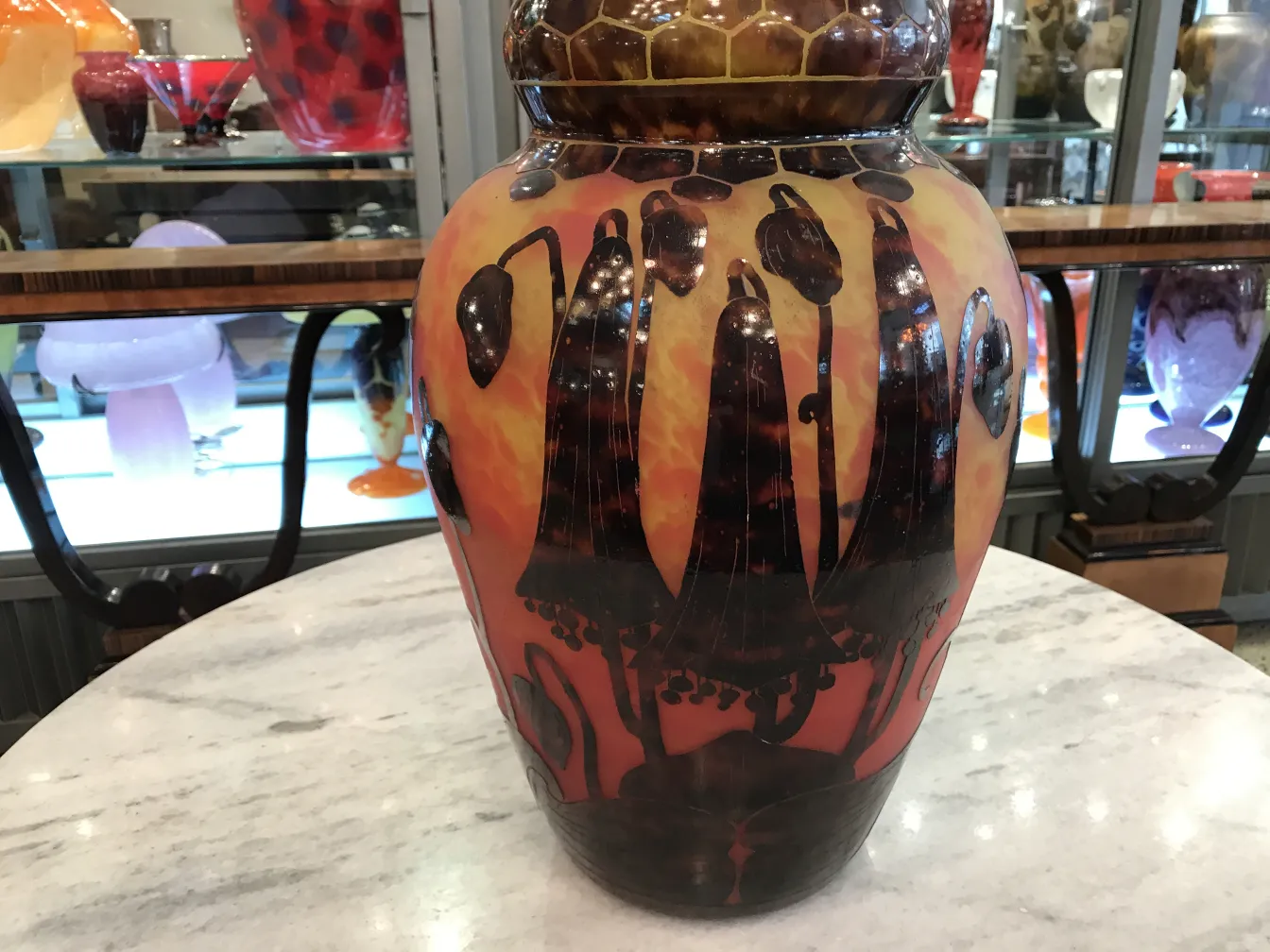 온화한 색조의 꽃 무늬를 가진 서명된 유리병